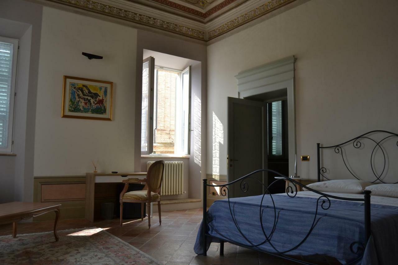Palazzo Roberti Hotel Monte San Giusto Екстериор снимка